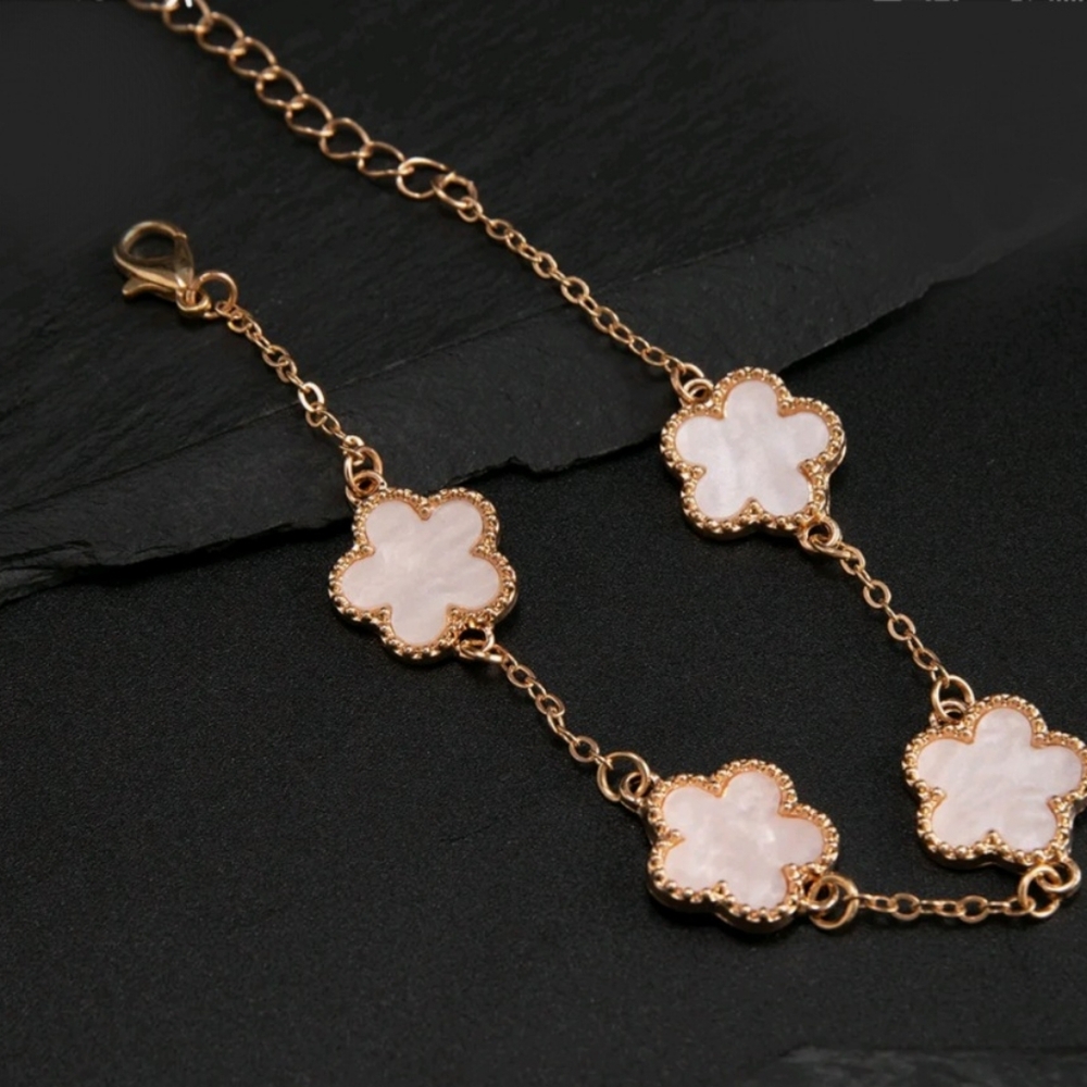 Four clover design bracelet